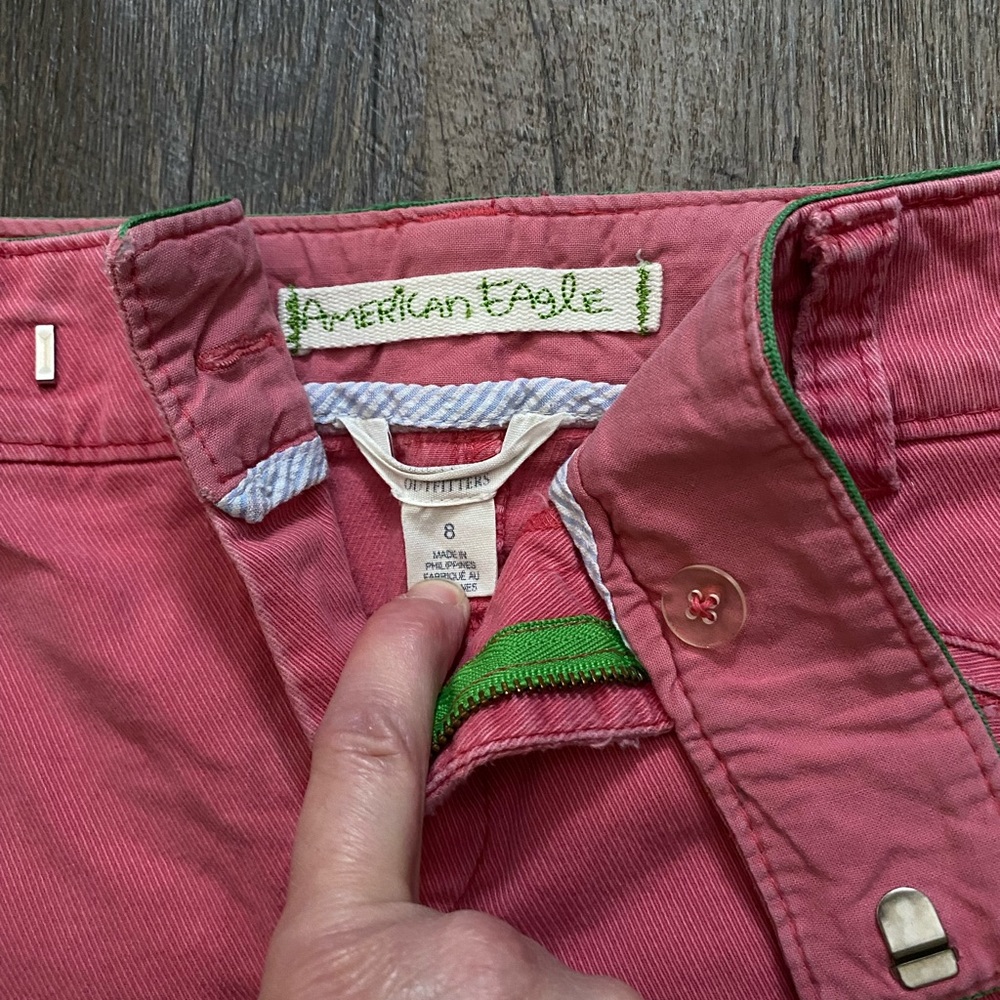 American Eagle Pink Mini skirt Zipper, hook, button in great shape! Very loved!!